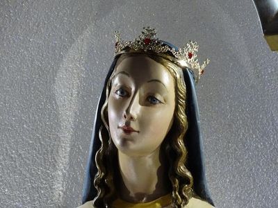 Złota korona na głowie Maryi