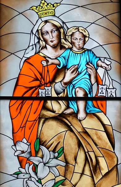 Witraż Matki Bożej Szkaplerznej